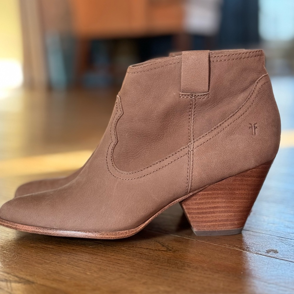 Frye Reina Booties Leather Short Ankle Heeled Boot Taupe - Size 9